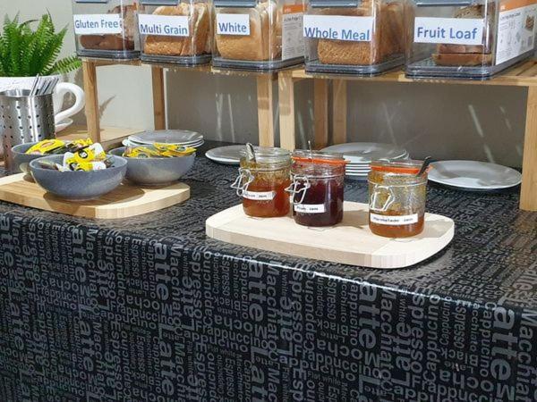 הורסהאם Smerdon Lodge Motel מראה חיצוני תמונה