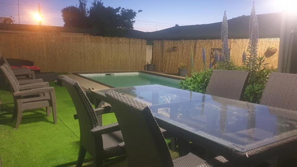 הורסהאם Smerdon Lodge Motel מראה חיצוני תמונה