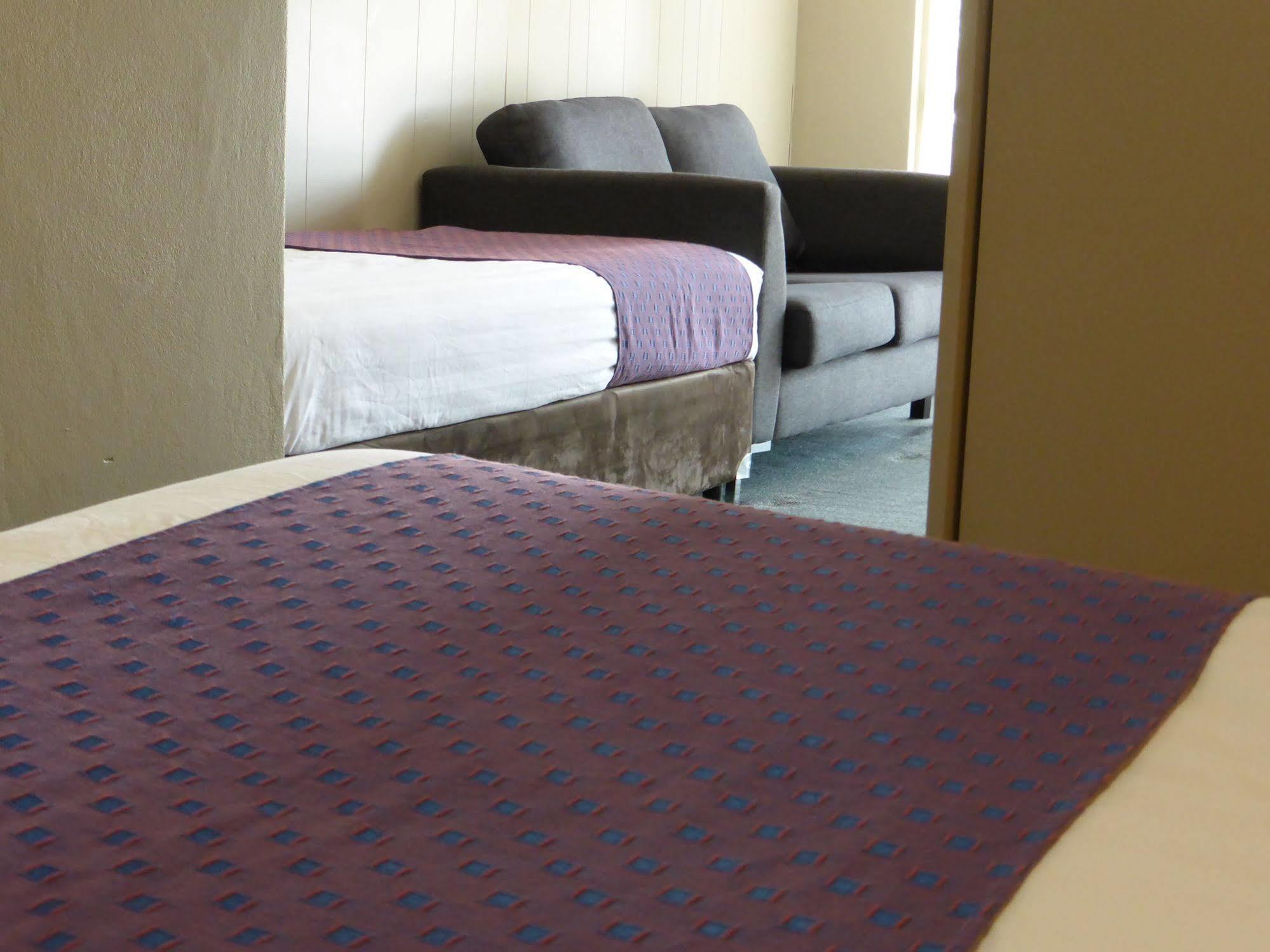 הורסהאם Smerdon Lodge Motel מראה חיצוני תמונה