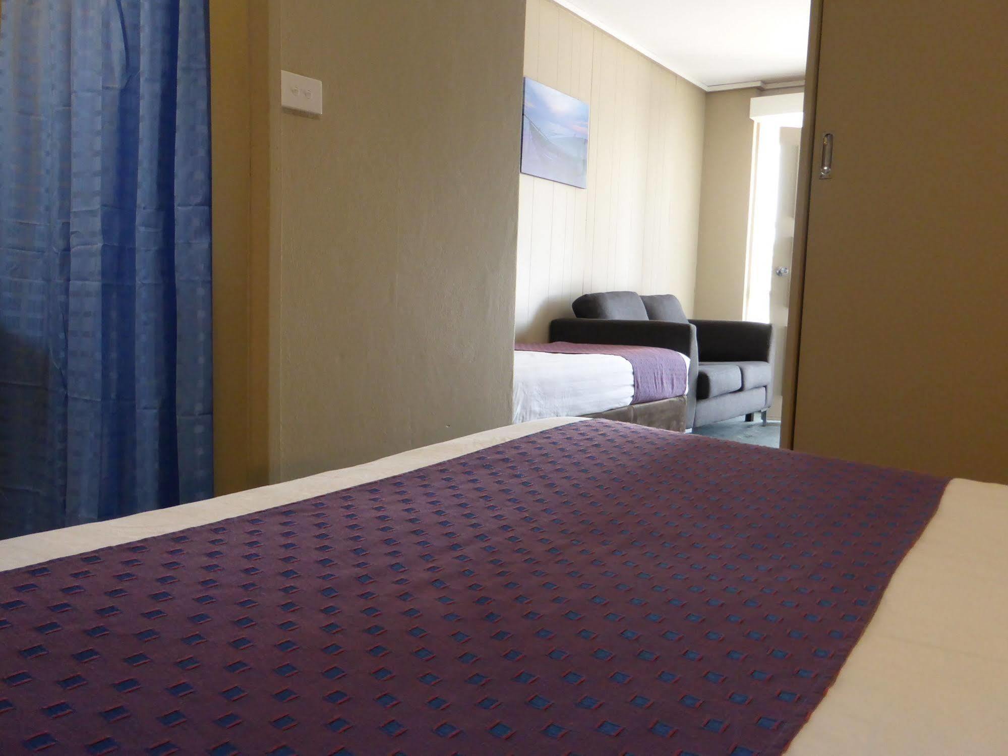 הורסהאם Smerdon Lodge Motel מראה חיצוני תמונה
